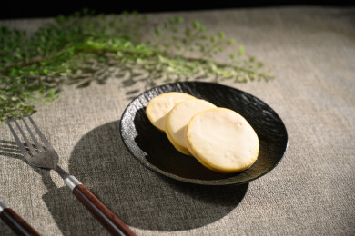 桌面上的盘子里的美味可口的白巧克力橙子片