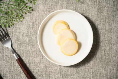 桌面上的盘子里的美味可口的白巧克力橙子片