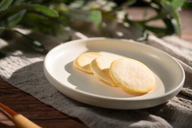 桌面上的盘子里的美味可口的白巧克力橙子片