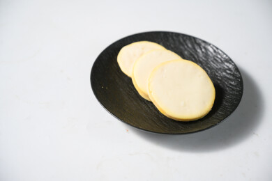 桌面上的盘子里的美味可口的白巧克力橙子片