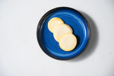 桌面上的盘子里的美味可口的白巧克力橙子片