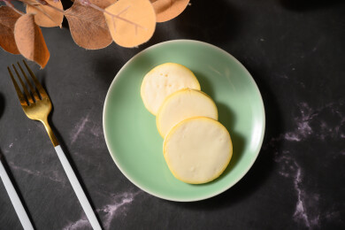 桌面上的盘子里的美味可口的白巧克力橙子片