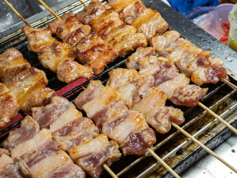 烧烤架上的泰式烤猪肉串