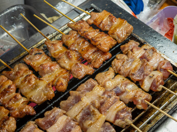烧烤架上的泰式烤猪肉串