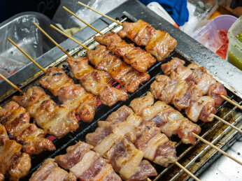 烧烤架上的泰式烤猪肉串
