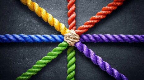 彩绳交织状手工编织场景