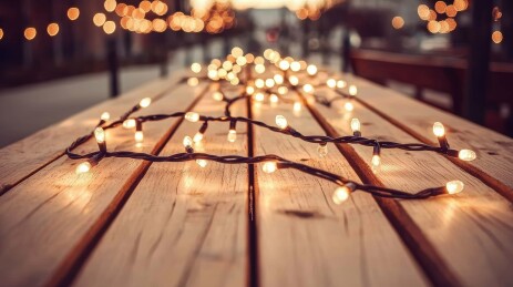 串灯木阶温馨装饰场景