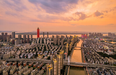 初夏暴雨后火烧云天空下的芜湖主城区