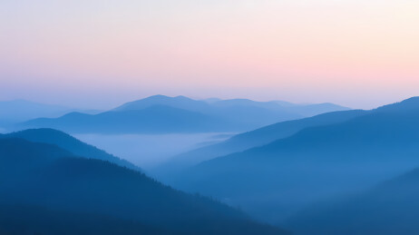 山脉与晨曦或暮色背景