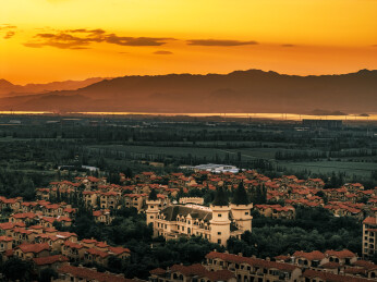 航拍视角下的张家口官厅湖畔的欧陆风情小镇