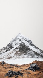 雪山与荒地的对比景象
