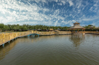 新疆巴音郭楞博斯腾湖蓝天白云与木栈道