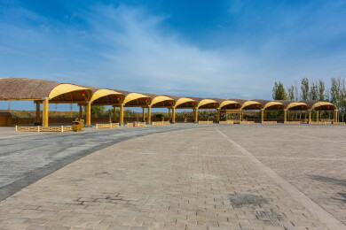 新疆巴音郭楞博斯腾湖蓝天白云与木栈道