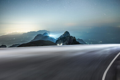 中国安徽省黄山运动的公路夜景