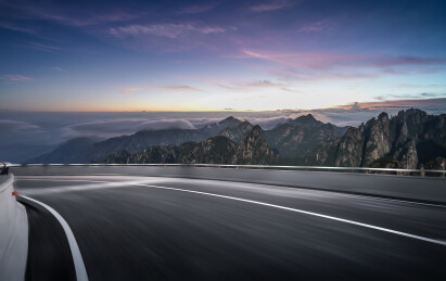 中国安徽省黄山运动的公路夜景