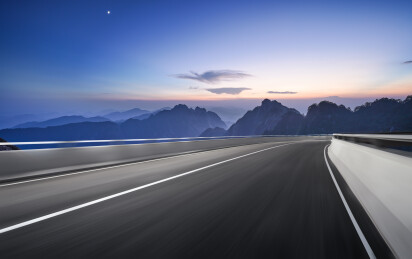 中国安徽省黄山运动的公路夜景