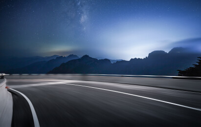 中国安徽省黄山运动的公路夜景