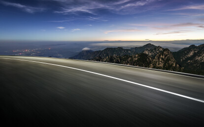 中国安徽省黄山运动的公路夜景