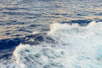 邮轮行驶过程中的海浪