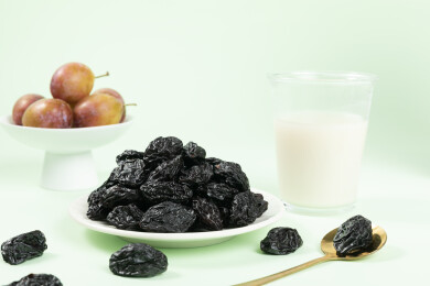 白盘里的西梅干与新鲜西梅