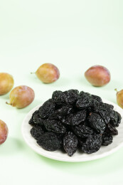 白盘里的西梅干与新鲜西梅