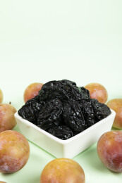 白盘里的西梅干与新鲜西梅