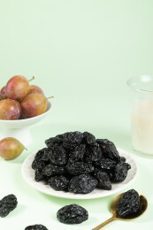 白盘里的西梅干与新鲜西梅