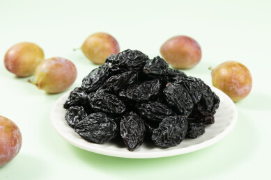 白盘里的西梅干与新鲜西梅