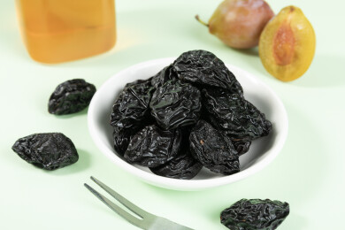 白盘里的西梅干与新鲜西梅