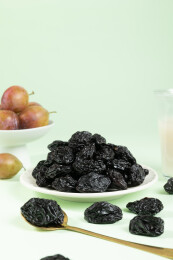 白盘里的西梅干与新鲜西梅