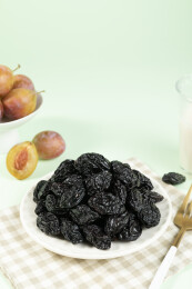 白盘里的西梅干与新鲜西梅