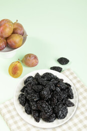 白盘里的西梅干与新鲜西梅