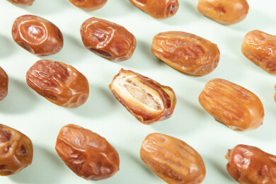 浅色背景上的椰枣排列