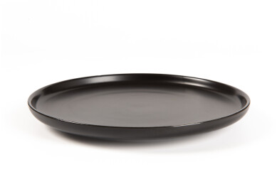 白色背景上的一个黑色空盘子