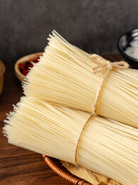 竹盘上的成捆江西米线