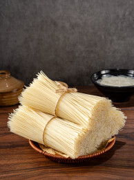 竹盘上的成捆江西米线