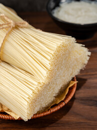 竹盘上的成捆江西米线