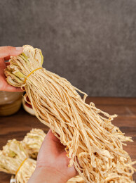 双手捧着干萝卜条