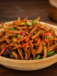 陶制砂锅中的干萝卜条炒肉