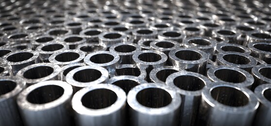 整齐排列的金属管材