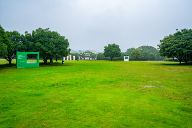 山间度假村酒店绿色大草坪