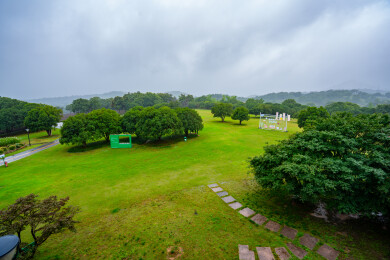山间度假村酒店绿色大草坪