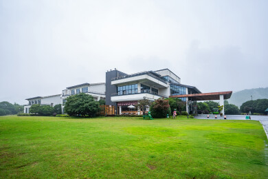 山间度假村酒店绿色大草坪