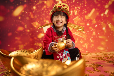 可爱的小女孩抱着金元宝