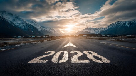 2028字样铺展在通往雪山的日落公路上