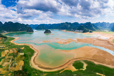 广西靖西市湖光山色，田园风光如画