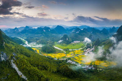 广西靖西市湖光山色，田园风光如画