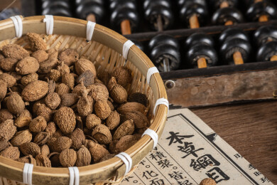 桌面上竹编篮子里摆放着晾晒干的砂仁中药材