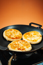 锅中煎制的三个馅饼