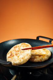 锅中煎制的三个馅饼